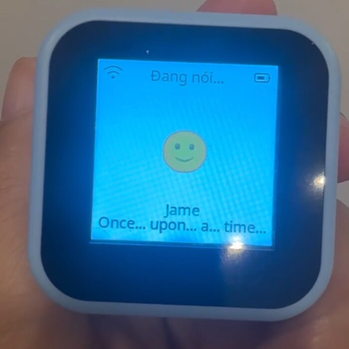Thiết bị Bingo Robot cầm trên tay, màn hình đang hiện phụ đề tiếng Anh